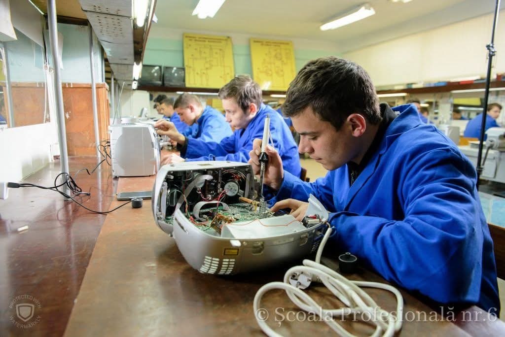 Funcție vacantă de electromontor la întreţinerea utilajului electric!