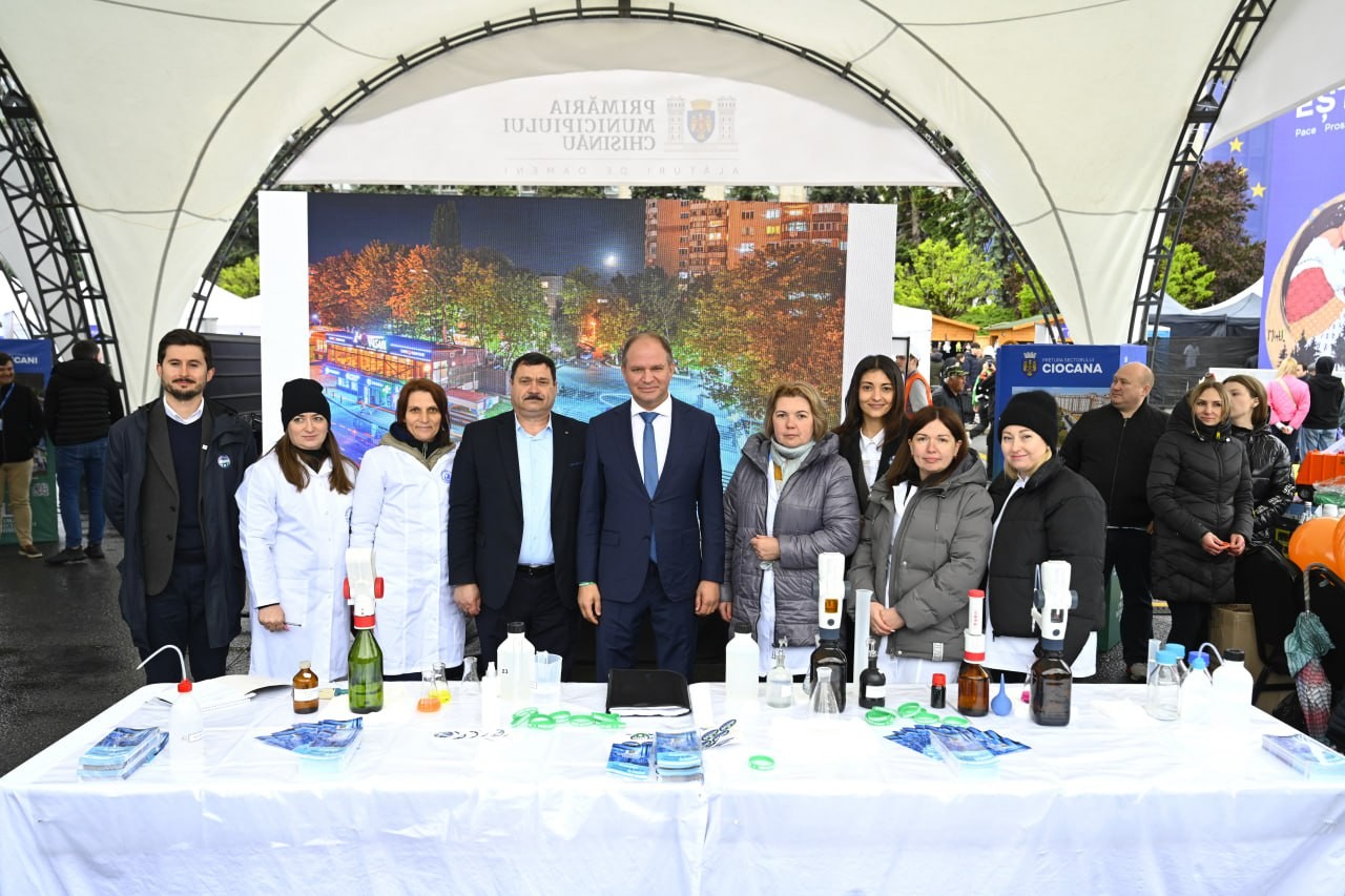 Zeci de vizitatori au trecut pragul standului S.A. „Apă-Canal Chișinău” de Ziua Europei!