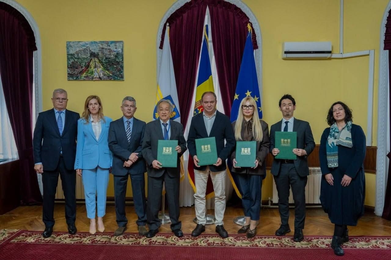 Primarul General, Ion Ceban, anunță că astăzi a fost semnat Acordul pentru elaborarea studiului de fezabilitate privind introducerea digitalizării în managementul serviciilor de apă și reducerea pierderilor de apă în cadrul S.A. „Apă-Canal Chișinău”.