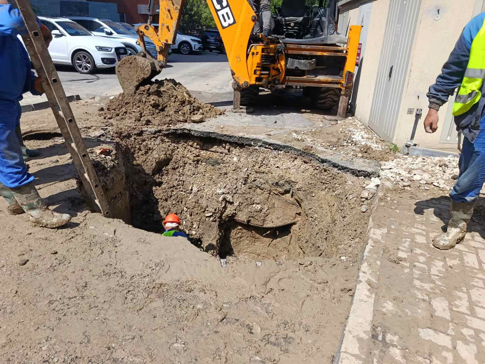 Cu referire la incidentul produs în urma prăbușirii unui automobil, într-o curte cu multe blocuri locative unde sunt mai multe rețele subterane.